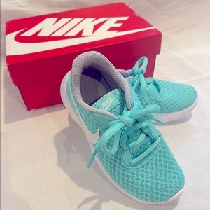 “BRAND NEW” Little Girls Nikes Size 11